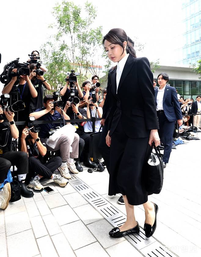윤석열 전 대통령의 부인 김건희 여사가 6일 오전 서울 종로구 케이티 광화문빌딩에 있는 민중기 특별검사팀에 피의자 신분으로 소환되고 있다. 많은 취재진과 인근 빌딩에 근무하는 시민들의 관심 속에 긴장된 표정으로 출두하고 있다.

변영욱 기자 cut@donga.com