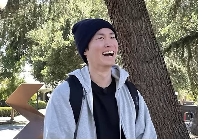 그룹 에픽하이의 타블로가 모교 스탠퍼드 대학교를 방문해 과거 학력 위조 논란으로 입은 상처를 털어냈다. 사진=에픽하이 유튜브 캡처