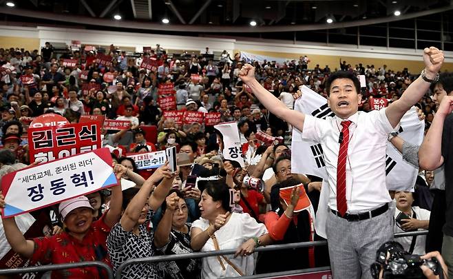 전한길 한국사 강사가 8일 대구 북구 엑스코에서 열린 국민의힘 제6차 전당대회 대구·경북 합동연설회에서 특정 후보를 지지하며 찬탄(탄핵 찬성)파 후보가 등장할 때마다 ‘배신자’란 구호를 외치고 있다. 2025.08.08 뉴시스