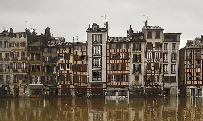 2024년 10월 갑작스러운 폭우로 프랑스 남서부 바욘의 니브강이 범람했다. /사진 AFP연합