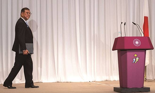 이시바 시게루 일본 총리가 참의원 선거 하루 뒤인 7월 21일 기자회견장에 들어서고 있다. /사진 연합뉴스