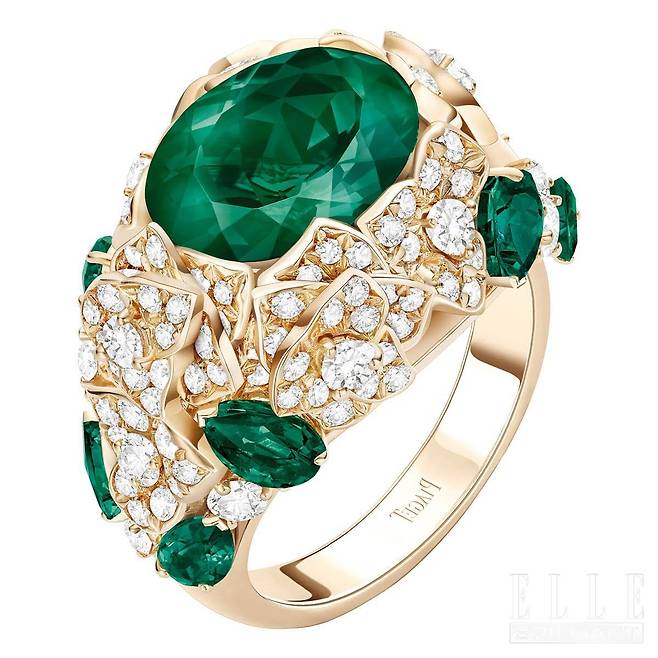 그린 투르말린과 다이아몬드를 세팅한 ‘로즈’ 링은 PIAGET.
