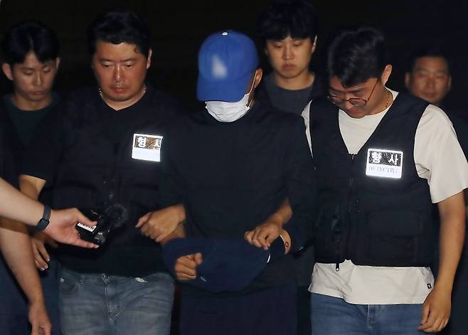 대구에서 스토킹 해오던 여성을 살해한 피의자 A씨가 대구 성서경찰서로 압송되고 있다. 뉴스1