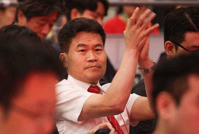 한국사 강사 전한길씨가 8일 대구 북구 엑스코에서 열린 국민의힘 제6차 전당대회 대구·경북 합동연설회에 참석하고 있다. 연합뉴스