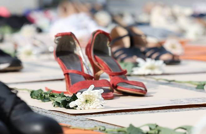 한국여성의전화가 2024년 11월25일 서울 종로구 보신각 앞에서 세계여성폭력추방주간을 맞아 여성 살해를 규탄하는 ‘192켤레의 멈춘 신발’ 행위극을 하고 있다. 단체는 지난 15년간 친밀한 관계의 남성 파트너에게 살해된 여성과 주변인이 최소 1672명, 2023년 한 해에만 최소 192명이었다고 밝혔다. 한겨레 백소아 기자 thanks@hani.co.kr