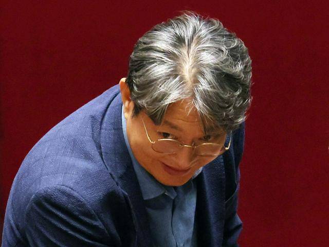 차명 주식거래 의혹을 받는 이춘석 더불어민주당 의원이 5일 국회 본회의에서 방송법 일부개정법률안 관련 필리버스터 종결 동의를 표결하는 투표를 한 뒤 밖으로 나서고 있다. 연합뉴스