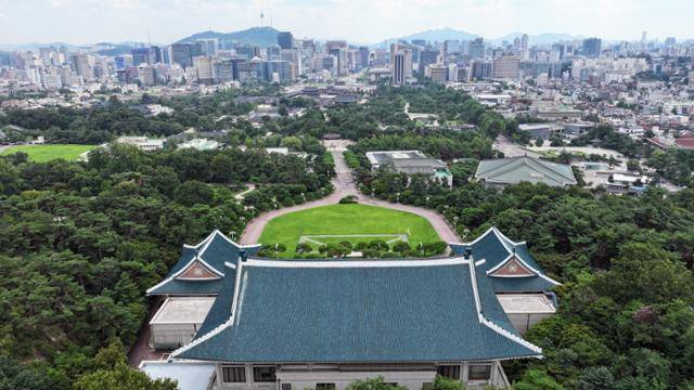 지난달 30일 서울 종로구 청와대 본관에서 내려다본 모습. 뉴스1