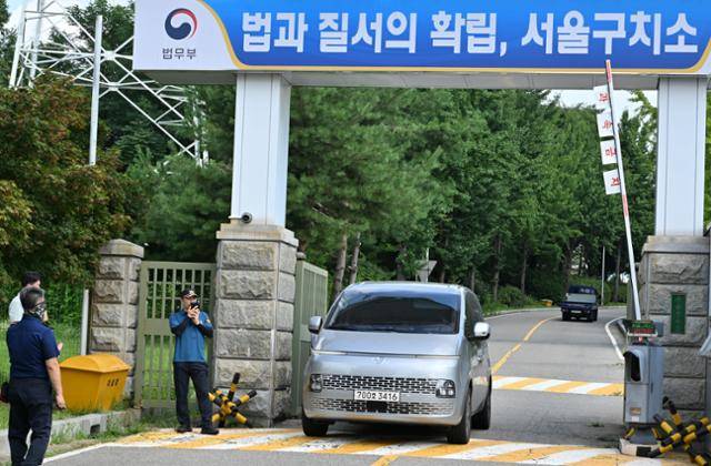 7일 윤석열 전 대통령에 대한 체포영장 집행을 위해 경기 의왕 서울구치소를 방문한 특검팀 차량이 체포를 포기하고 돌아가고 있다. 의왕=왕태석 선임기자