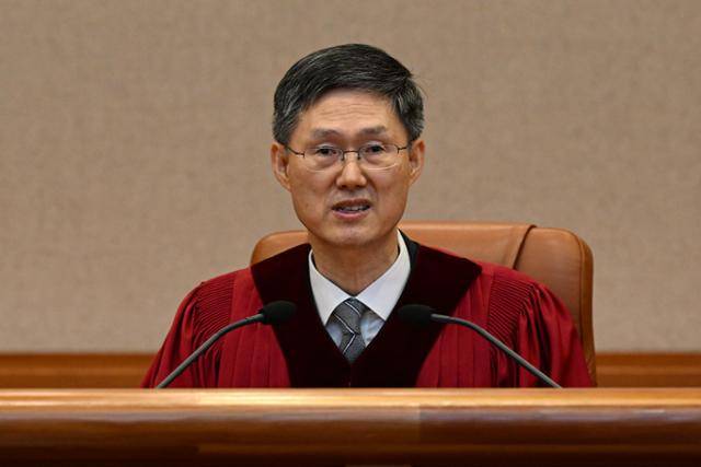 지난 4월 4일 서울 종로구 헌법재판소 대심판정에서 문형배 헌법재판소장 직무대행이 윤석열 대통령 탄핵심판 인용 결정문을 낭독하고 있다. 한국일보 자료사진