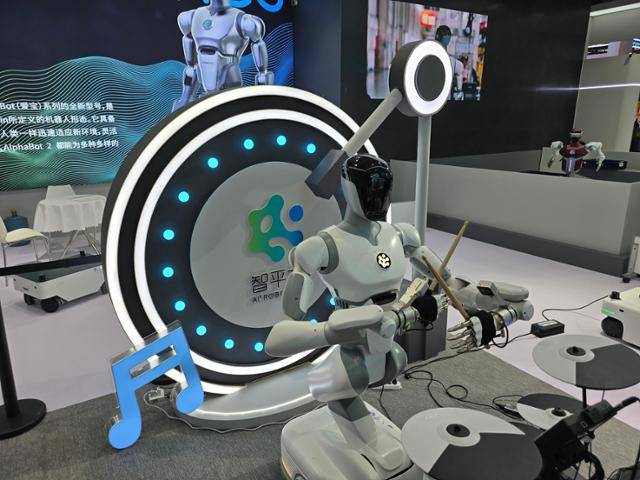 중국의 로봇 기업 즈핑팡커지의 아이바오가 8일 중국 베이징 이좡경제기술개발구에서 개막한 '2025 세계 로봇 콘퍼런스'에서 드럼을 치고 있다. 베이징=이혜미 특파원