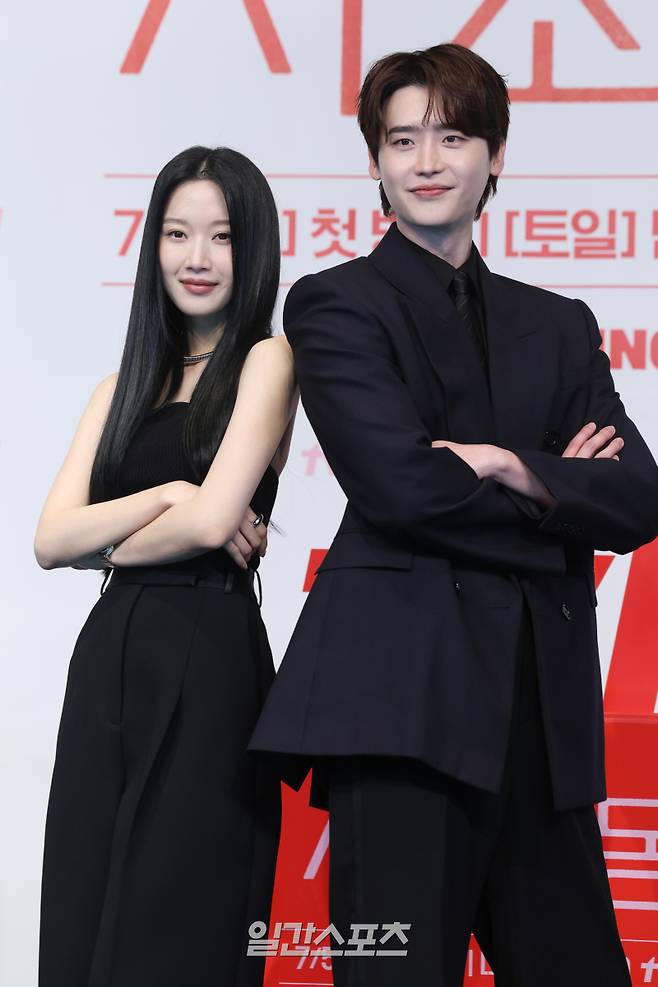 배우 문가영, 이종석이 1일 오후 서울 구로구 더링크호텔에서 열린 tvN 토일드라마 '서초동' 제작발표회에 참석해 포즈를 취하고 있다. '서초동'은 매일 서초동 법조타운으로 출근하는 어쏘 변호사(법무법인에 고용되어 월급을 받는 변호사) 5인방의 희로애락 성장기. 오는 5일 첫 방송. 서병수 기자 qudtn@edaily.co.kr /2025.07.01/