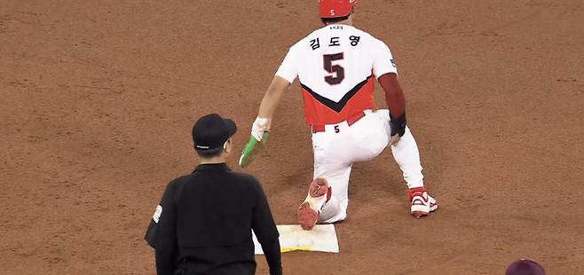 27일 광주 키움전 5회 말 도루 시도 후 허벅지를 잡는 김도영의 모습. SBS스포츠, 티빙 캡처