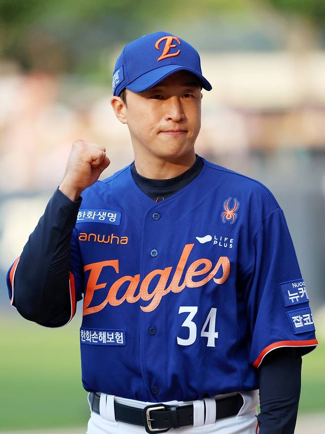 <yonhap photo-3690="">(광주=연합뉴스) 조남수 기자 = 한화 이글스로 이적한 손아섭이 1일 광주기아챔피언스필드에서 새 유니폼을 입고 포토타임을 갖고 있다. 2025.8.1 iso64@yna.co.kr/2025-08-01 18:13:33/ <저작권자 ⓒ 1980-2025 ㈜연합뉴스. 무단 전재 재배포 금지, AI 학습 및 활용 금지></yonhap>