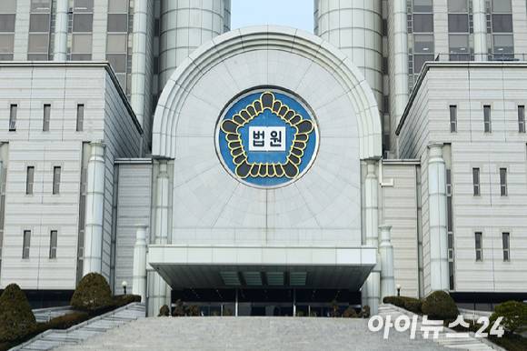 법원이 내주 있을 윤석열 전 대통령의 '내란 우두머리' 혐의 형사재판과 윤 전 대통령 배우자 김건희 씨의 구속 전 피의자 심문(영장실질심사)을 앞두고 보안을 강화한다. [사진=정소희 기자]