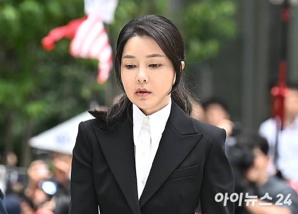 윤석열 전 대통령의 부인 김건희 씨가 지난 6일 서울 종로구에 마련된 김건희 특검팀(특별검사 민중기) 사무실에 조사를 받기 위해 피의자 신분으로 출석하고 있다. [사진=곽영래 기자]