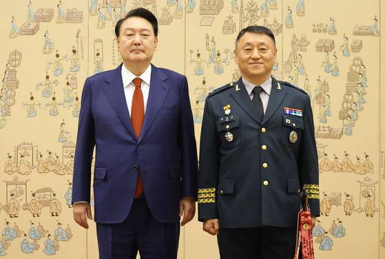 윤석열 대통령이 지난해 5월 서울 용산 대통령실에서 이승오 합참작전부장으로 부터 진급 및 보직 신고를 받고 삼정검 수치를 수여하고 기념사진을 찍고 있다. 대통령실사진기자단