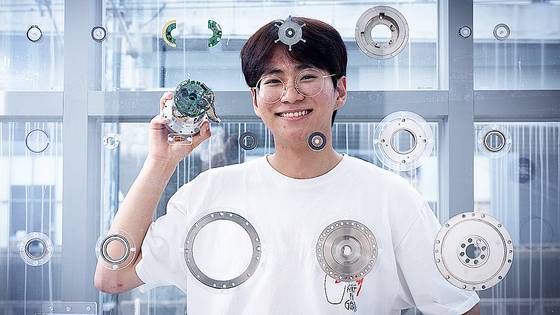 허채량(포스텍 반도체공학과 2학년)씨가 지난 7월 서울 성수동에 있는 로봇 제작 업체 뉴로메카 본사에서 중앙일보와 인터뷰를 하며 AI로봇 관절 부품을 들고 포즈를 취하고 있다. 장진영 기자