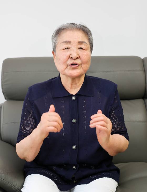 탄자니아에 학교와 우물을 기증한 문정숙(95)씨가 전남 영암 자택에서 중앙일보와 인터뷰하고 있다. 장정필 객원기자