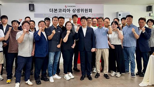 지난달 28일 열린 더본코리아 상생위원회 정례회의 진행 후백종원 대표와 점주들이 기념 촬영을 하는 모습. 더본코리아 제공.