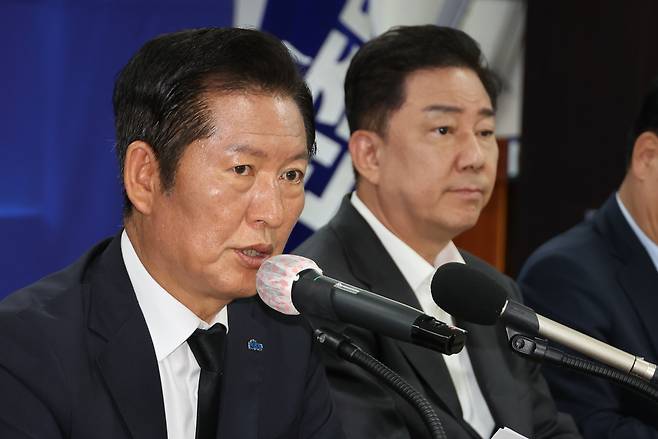 정청래 더불어민주당 대표가 8일 전남 무안군 민주당 전남도당에서 취임 후 첫 현장 최고위원회의를 열어 발언하고 있다. 연합뉴스