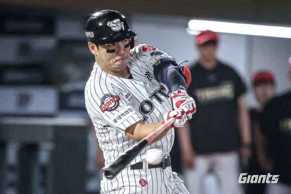 롯데 주장 전준우가 왼쪽 햄스트링 근육 손상으로 전력에서 빠졌다. 구단은 전준우의 빠른 회복을 적극적으로 지원할 방침이다. 롯데 자이언츠 제공