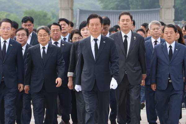 더불어민주당 정청래 대표와 김병기 원내대표, 최고위원들이 8일 광주광역시 북구 국립 5·18민주묘지를 참배하고 있다. 연합뉴스
