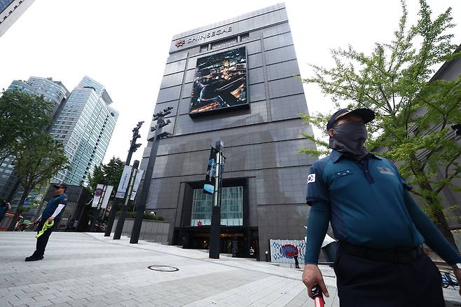 Police officers control the scene at the main branch of the Shinsaegae Department Store in Myeongdong, central Seoul, on the afternoon of Aug. 5 after a post on an online community said that explosives had been planted inside the store. [NEWS1]