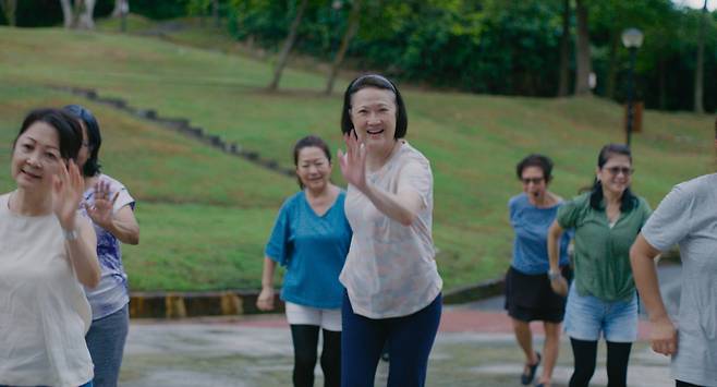 A scene from the film ″Ajoomma″ (2022), which follows the life of a Singaporean ajumma (middle-aged woman) who travels to Korea for the first time in her life. [SIDUS PICTURES]