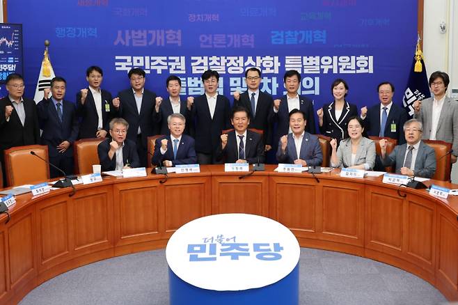 지난 6일 서울 여의도 국회에서 열린 ‘더불어민주당 국민주권 검찰정상화 특별위원회’ 출범식에서 정청래 대표와 민형배 위원장, 주철현 부위원장, 김남준 변호사, 서보학 교수 등 위원들이 검찰개혁 완수를 다짐하며 기념촬영 하고 있다. 연합뉴스