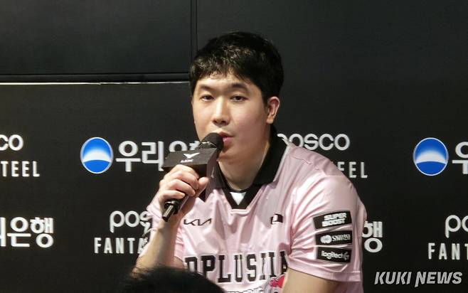 ‘씨맥’ 김대호 코치가 8일 오후 5시 서울 종로구 롤파크 LCK 아레나에서 열린 ‘2025 LCK’ 정규시즌 라이즈 그룹 4라운드 BNK와 경기가 끝난 뒤 기자회견에 임하고 있다. 김영건 기자