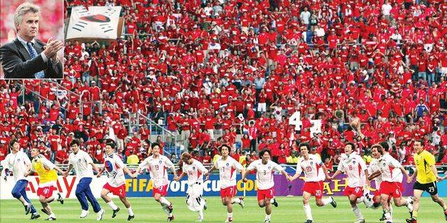 2002년 6월 22일 한국 축구대표팀 선수들이 스페인을 꺾고 2002 한일월드컵 4강 진출을 확정 지은 뒤 손을 맞잡고 세리머니를 하고 있다. ‘집단 본능’을 집필한 문화심리학자 마이클 모리스 미국 컬럼비아대 교수는 당시 한국 대표팀을 이끈 거스 히딩크(왼쪽 위 작은 사진) 감독을 부족 본능을 절묘하게 활용한 사례로 소개한다. 국민일보DB