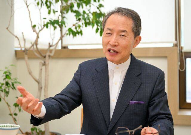 월간 ‘기독교사상’ 편집위원장인 지형은 성락성결교회 목사가 지난 4일 서울 강남구 대한기독교서회 자료실에서 통권 800호를 맞은 소회를 전하고 있다. 신석현 포토그래퍼