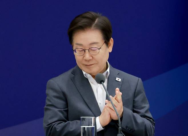 이재명 대통령이 1일 서울 용산 대통령실 청사에서 열린 전국 시도지사 간담회에서 대한민국시도지사협의회장인 유정복 인천광역시장의 발언 뒤 박수치고 있다. 연합뉴스