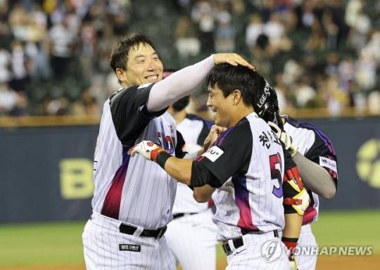 끝내기 안타의 주인공 천성호-김현수 / 사진=연합뉴스