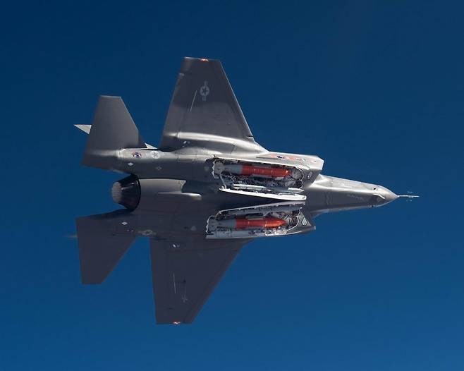 미국 F-22도 못한 것 한국 KF-21이 해낸 상황! 내부무장창 2천 파운드 폭탄 탑재! | 군사돋보기