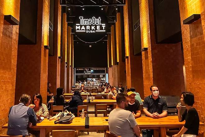 푸드코트에서 식사하는 사람들의 모습 / 사진=두바이관광청