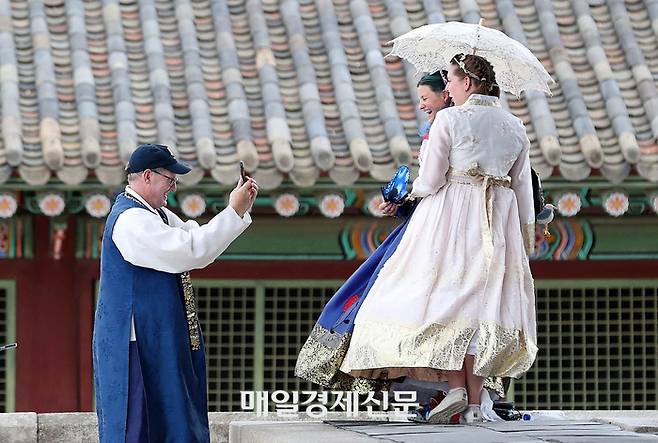“마눌제님 여기 보세요.”  경복궁을 구경하는 외국인들. [사진출처=매경DB]