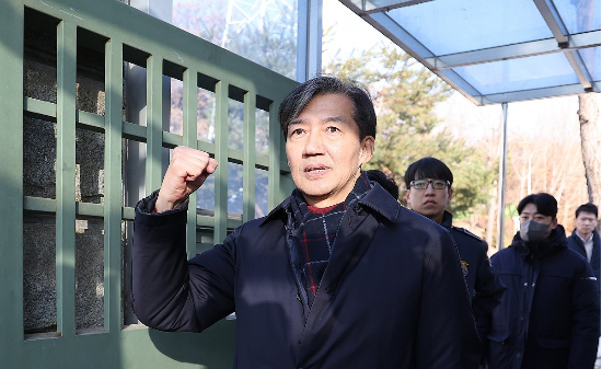 서울구치소로 들어가기 전 주먹 쥐어보이는 조국.(사진=연합뉴스)
