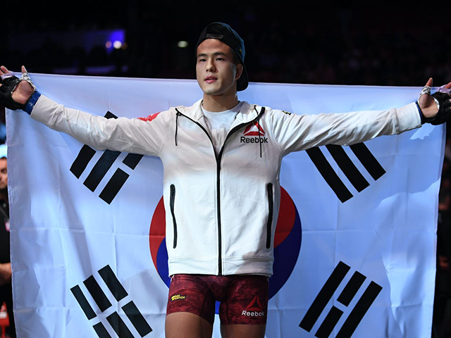 조성빈이 2019년 6월 스웨덴 스톡홀름 에릭손 글로브 아레나 UFC on ESPN+ 11 페더급 출전을 위해 태극기와 함께 입장하고 있다. 사진=TKO