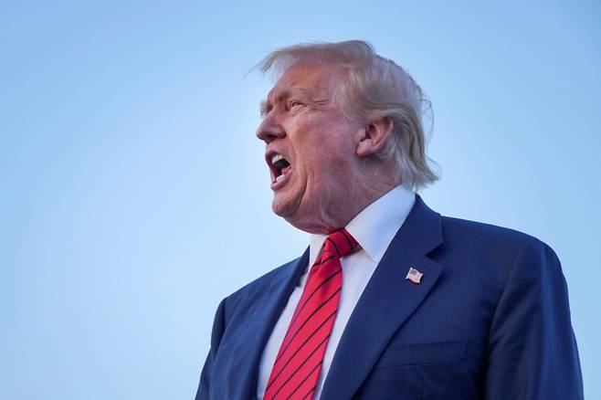 (앨런타운 로이터=뉴스1) 최종일 선임기자 = 도널드 트럼프 미국 대통령이 3일(현지시간) 펜실베이니아주 앨런타운의 리하이밸리 국제공항에서 기자들과 대화하고 있다. 2025.08.03  ⓒ 로이터=뉴스1  Copyright (C) 뉴스1. All rights reserved. 무단 전재 및 재배포,  AI학습 이용 금지. /사진=(앨런타운 로이터=뉴스1) 최종일 선임기자