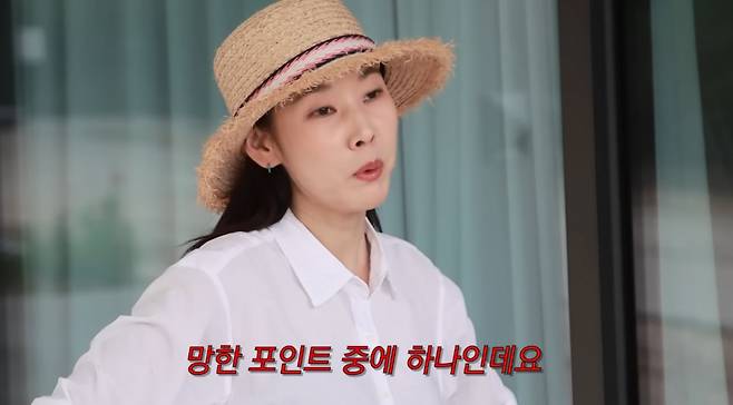 모델 한혜진이 자신이 직접 설계한 500평 홍천 별장의 망한 포인트를 설명해 웃음을 안겼다. /사진=유튜브 영상 갈무리