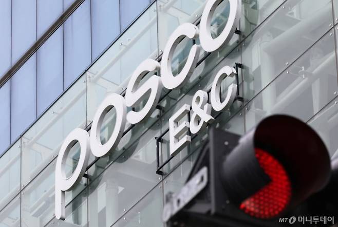 (인천=뉴스1) 장수영 기자 = 6일 인천 연수구 송도국제도시에 위치한 포스코이앤씨 송도사옥 앞 신호등에 빨간불이 켜져 있다.   이재명 대통령은 포스코이앤씨 공사 현장에서 잇따라 인명사고가 발생한 것에 대해 건설면허 취소·공공입찰 금지 방안을 검토하라고 지시했다. 2025.8.6/뉴스1  Copyright (C) 뉴스1. All rights reserved. 무단 전재 및 재배포,  AI학습 이용 금지. /사진=(인천=뉴스1) 장수영 기자