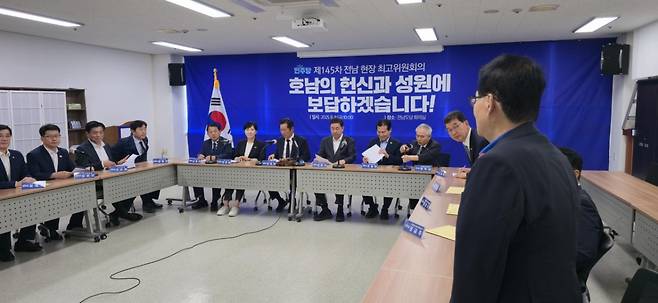 8일 정청래 더불어민주당 대표 주재로 전남 무안 민주당 전남도당에서 열린 현장 최고위원회의. 박지원 민주당 의원(오른쪽)이 인사하는 모습 /사진=박지원 의원 SNS