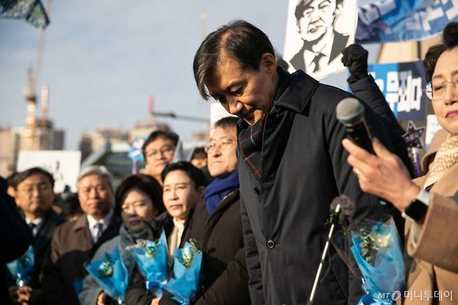 (의왕=뉴스1) 이승배 기자 = 자녀 입시 비리와 청와대 감찰 무마 혐의로 대법원으로부터 징역 2년 실형을 확정 받은 조국 전 조국혁신당 대표가 16일 오전 경기도 의왕시 서울 구치소로 수감되기 전 입장을 밝히고 인사하고 있다.  사문서위조 및 행사, 업무방해, 청탁금지법 위반 등 혐의로 재판에 넘겨진 조 전 대표는 지난 14일 대법원으로부터 징역 2년과 600만원의 추징 명령을 선고한 원심판결을 확정 받았다. 조 전 대표의 만기 출소 예정일은 오는 2026년 12월 15일이다. 2024.12.16/뉴스1  Copyright (C) 뉴스1. All rights reserved. 무단 전재 및 재배포,  AI학습 이용 금지. /사진=(의왕=뉴스1) 이승배 기자