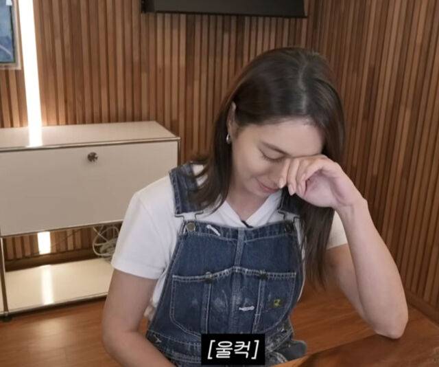 이민정이 유튜브 라이브 방송에서 구독해 달라고 부탁했다. / 유튜브 '이민정 MJ'