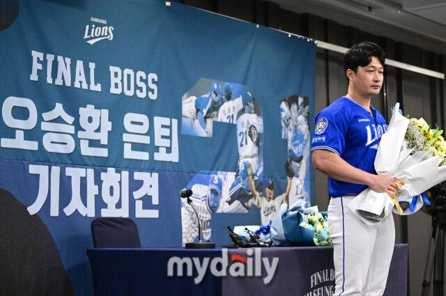 2025년 8월 7일 오후 인천 오라카이 송도파크 호텔에서 삼성 라이온즈 오승환 은퇴 기자회견이 열렸다. 오승환은 한미일 통산 549세이브를 기록한 한국 최고의 마무리 투수다. KBO리그에서 427세이브, 일본에서 80세이브, 메이저리그에서 42세이브를 기록했다. 오승환이 인사하고 있다./인천=유진형 기자