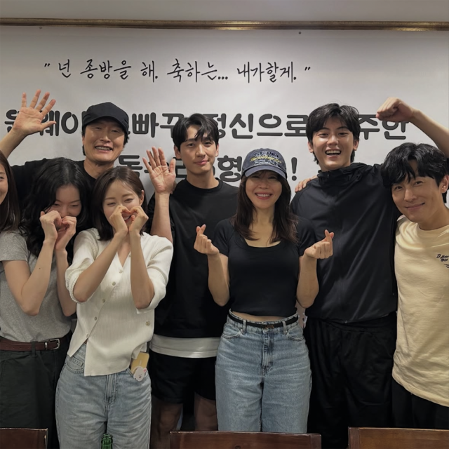 엄지원과 배우들./엄지원 SNS