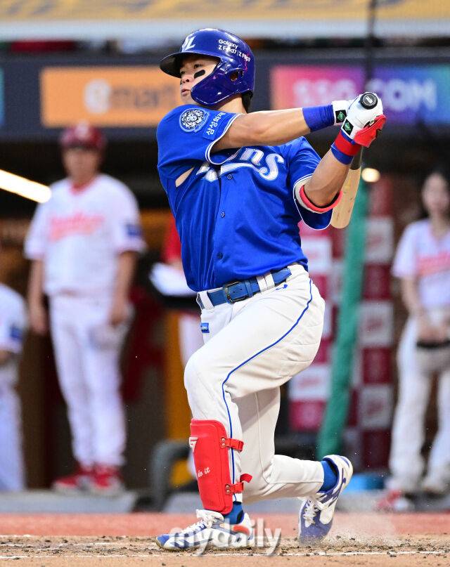 2025년 8월 7일 오후 인천 SSG랜더스필드에서 열린 '2025 신한 SOL뱅크 KBO 리그' 삼성 라이온즈와 SSG랜더스의 경기 삼성 박승규가 4회초 무사 1루서 타격하고 있다./마이데일리