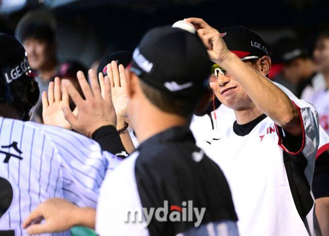2025년 7월 31일 오후 서울 잠실구장에서 열린 '2025 신한 SOL뱅크 KBO 리그' KT 위즈와 LG 트윈스의 경기. LG 김현수가 3회말 1사 1.2루서 2타점 2루타를 치며 통산 1500타점을 기록한 뒤 문보경의 1타점 적시타 때 홈을 밟고 염경엽 감독에게 기념구를 받고 있다./마이데일리