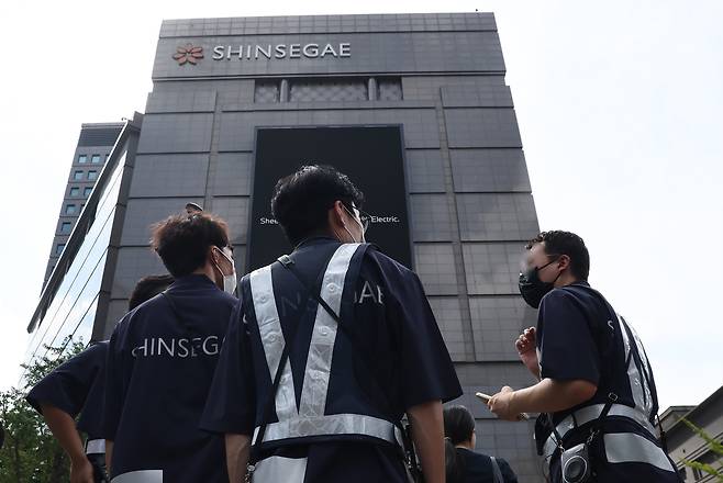 서울 중구 명동 신세계백화점 본점에 폭발물을 설치했다는 협박 글이 인터넷 커뮤니티에 올라와 직원들이 외부로 대피해 있다. [연합]